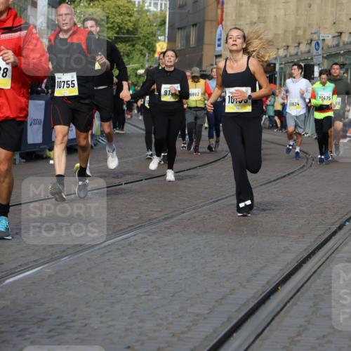 05.10.2025 - 20. swb-Marathon Bremen Strokosch-Dieckow http://msf.ph/oto/9236532 05.10.2025 10:55:37 Ziel 7165, 9195, 9197, 9492, 9720, 10088, 10107, 10195, 10262, 10323, 10475, 10755, 10757, 10909, 11081, 11586, 11588 meine-sportfotos.de