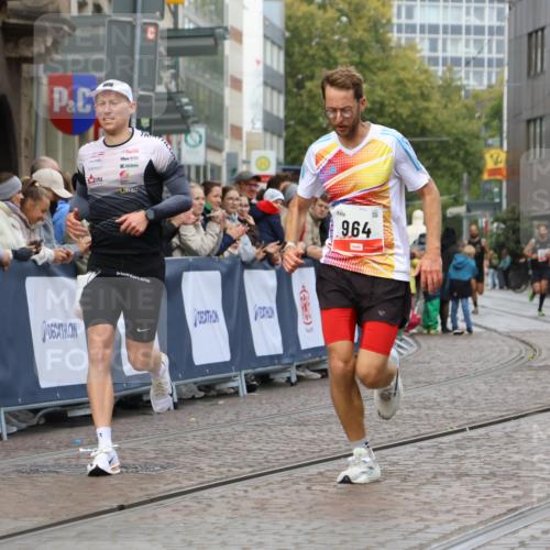 05.10.2025 - 20. swb-Marathon Bremen Strokosch-Dieckow http://msf.ph/oto/9236539 05.10.2025 12:39:56 Ziel 964, 1528 meine-sportfotos.de