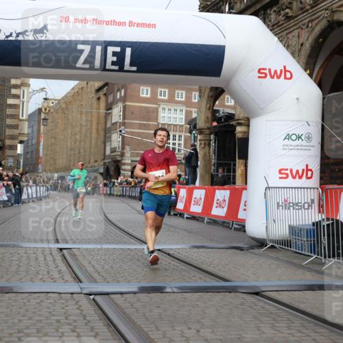 05.10.2025 - 20. swb-Marathon Bremen Yannick Fuchs http://msf.ph/oto/9236555 05.10.2025 10:38:28 Ziel 9809, 11430 meine-sportfotos.de