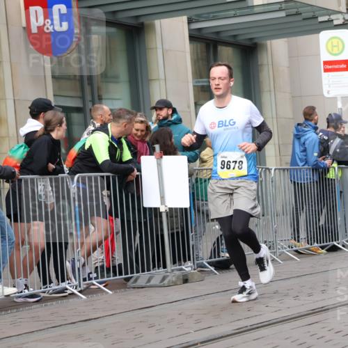 05.10.2025 - 20. swb-Marathon Bremen Strokosch-Dieckow http://msf.ph/oto/9236561 05.10.2025 10:44:46 Ziel 9202, 9290, 9590, 9678, 9963, 10091, 10431, 10568, 10633, 10822, 10851, 10898, 11362, 11488, 11715, 9202, 9290, 9590, 9678, 9963, 10091, 10431, 10568, 10633, 10822, 10851, 10898, 11362, 11488, 11715 meine-sportfotos.de