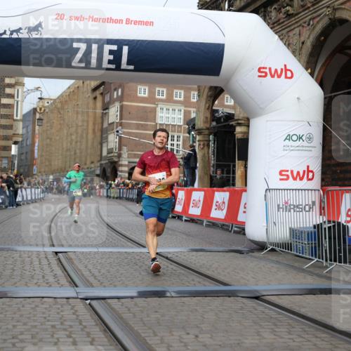 05.10.2025 - 20. swb-Marathon Bremen Yannick Fuchs http://msf.ph/oto/9236566 05.10.2025 10:38:28 Ziel 9809, 11430 meine-sportfotos.de