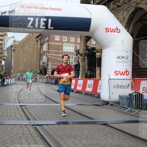 05.10.2025 - 20. swb-Marathon Bremen Yannick Fuchs http://msf.ph/oto/9236571 05.10.2025 10:38:28 Ziel 9809, 11430 meine-sportfotos.de