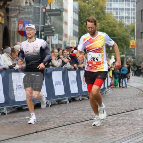 05.10.2025 - 20. swb-Marathon Bremen Strokosch-Dieckow http://msf.ph/oto/9236574 05.10.2025 12:39:56 Ziel 964, 1528 meine-sportfotos.de