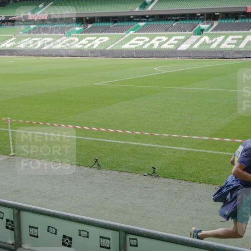 05.10.2025 - 20. swb-Marathon Bremen Michael Burmester http://msf.ph/oto/9236575 05.10.2025 10:32:25 Laufen im Stadion 7165, 7193, 8118, 8326, 8333, 8888, 9176, 9187, 9226, 9238, 9268, 9284, 9313, 9415, 9427, 9436, 9439, 9456, 9475, 9494, 9514, 9517, 9548, 9621, 9701, 9776, 9807, 9830, 9834, 9868, 9871, 9956, 9957, 9985, 10007, 10019, 10038, 10046, 10057, 10064, 10075, 10128, 10174, 10206, 10215, 10242, 10262, 10296, 10327, 10369, 10385, 10388, 10416, 10460, 10468, 10487, 10616, 10662, 10785, 9172, 9196, 9506, 9903, 10014, 10020, 10222, 10719 meine-sportfotos.de