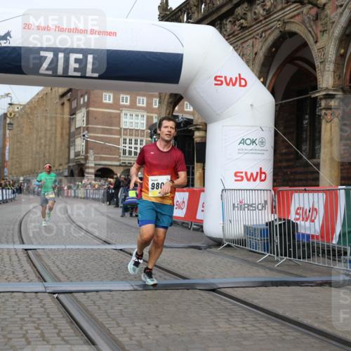 05.10.2025 - 20. swb-Marathon Bremen Yannick Fuchs http://msf.ph/oto/9236578 05.10.2025 10:38:28 Ziel 9809, 11430 meine-sportfotos.de