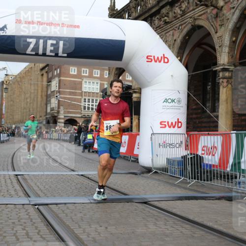 05.10.2025 - 20. swb-Marathon Bremen Yannick Fuchs http://msf.ph/oto/9236587 05.10.2025 10:38:28 Ziel 9809, 11430 meine-sportfotos.de