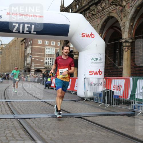 05.10.2025 - 20. swb-Marathon Bremen Yannick Fuchs http://msf.ph/oto/9236594 05.10.2025 10:38:28 Ziel 9809, 11430 meine-sportfotos.de