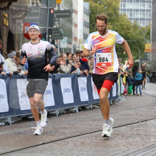05.10.2025 - 20. swb-Marathon Bremen Strokosch-Dieckow http://msf.ph/oto/9236603 05.10.2025 12:39:56 Ziel 964, 1528 meine-sportfotos.de