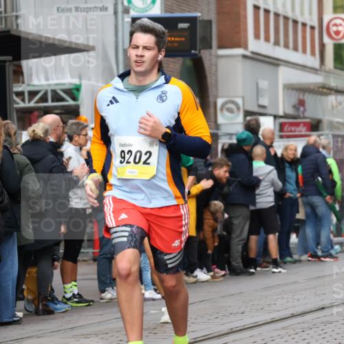 05.10.2025 - 20. swb-Marathon Bremen Strokosch-Dieckow http://msf.ph/oto/9236604 05.10.2025 10:44:49 Ziel 9202, 9290, 9590, 9678, 9963, 10091, 10431, 10568, 10633, 10634, 10822, 10851, 10898, 11362, 11488, 11715, 9202, 9290, 9590, 9678, 9963, 10091, 10431, 10568, 10633, 10634, 10822, 10851, 10898, 11362, 11488, 11715 meine-sportfotos.de
