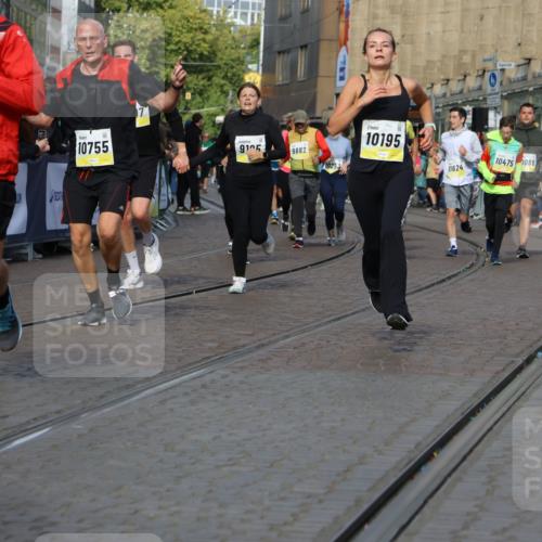05.10.2025 - 20. swb-Marathon Bremen Strokosch-Dieckow http://msf.ph/oto/9236605 05.10.2025 10:55:37 Ziel 7165, 9195, 9197, 9492, 9720, 10088, 10107, 10195, 10262, 10323, 10475, 10755, 10757, 10909, 11081, 11586, 11588 meine-sportfotos.de