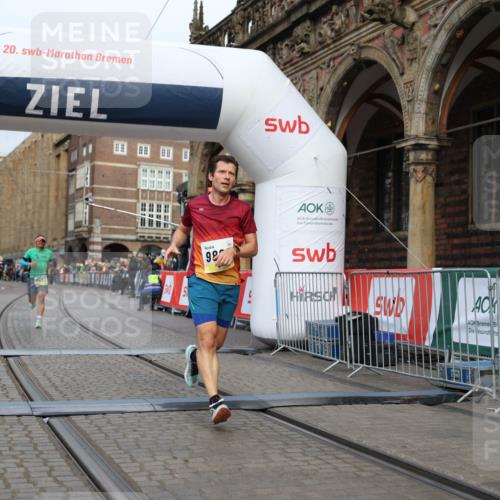 05.10.2025 - 20. swb-Marathon Bremen Yannick Fuchs http://msf.ph/oto/9236609 05.10.2025 10:38:29 Ziel 9809, 11430 meine-sportfotos.de