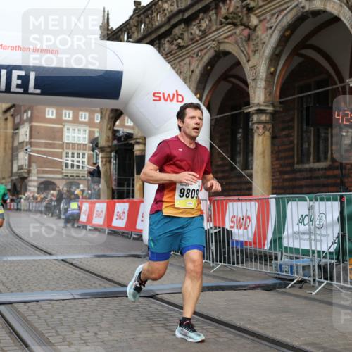 05.10.2025 - 20. swb-Marathon Bremen Yannick Fuchs http://msf.ph/oto/9236614 05.10.2025 10:38:29 Ziel 9809, 11430 meine-sportfotos.de