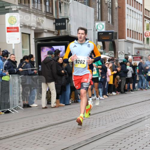 05.10.2025 - 20. swb-Marathon Bremen Strokosch-Dieckow http://msf.ph/oto/9236618 05.10.2025 10:44:50 Ziel 9202, 9290, 9396, 9590, 9678, 9885, 9963, 10091, 10431, 10634, 10822, 10898, 11362, 11488, 11715, 9202, 9290, 9396, 9590, 9678, 9885, 9963, 10091, 10431, 10634, 10822, 10898, 11362, 11488, 11715 meine-sportfotos.de