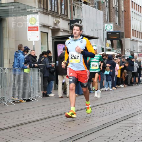 05.10.2025 - 20. swb-Marathon Bremen Strokosch-Dieckow http://msf.ph/oto/9236624 05.10.2025 10:44:50 Ziel 9202, 9290, 9396, 9590, 9678, 9885, 9963, 10091, 10431, 10634, 10822, 10898, 11362, 11488, 11715, 9202, 9290, 9396, 9590, 9678, 9885, 9963, 10091, 10431, 10634, 10822, 10898, 11362, 11488, 11715 meine-sportfotos.de