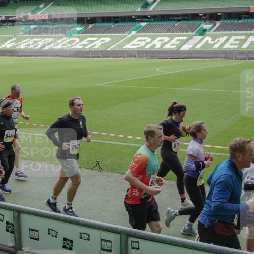 05.10.2025 - 20. swb-Marathon Bremen Michael Burmester http://msf.ph/oto/9236629 05.10.2025 10:32:27 Laufen im Stadion 7165, 7193, 8118, 8326, 8333, 8888, 9176, 9187, 9226, 9238, 9268, 9284, 9313, 9318, 9415, 9427, 9436, 9439, 9456, 9475, 9494, 9514, 9517, 9548, 9621, 9701, 9776, 9807, 9830, 9834, 9868, 9871, 9939, 9956, 9957, 9985, 10007, 10019, 10038, 10046, 10057, 10064, 10075, 10128, 10174, 10215, 10242, 10262, 10326, 10327, 10349, 10369, 10385, 10388, 10416, 10436, 10460, 10468, 10487, 10616, 10662, 10785, 9172, 9196, 9506, 9903, 10014, 10020, 10222, 10719 meine-sportfotos.de