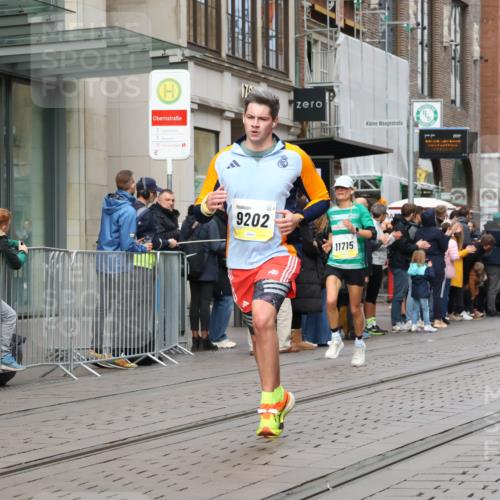 05.10.2025 - 20. swb-Marathon Bremen Strokosch-Dieckow http://msf.ph/oto/9236632 05.10.2025 10:44:50 Ziel 9202, 9290, 9396, 9590, 9678, 9885, 9963, 10091, 10431, 10634, 10822, 10898, 11362, 11488, 11715, 9202, 9290, 9396, 9590, 9678, 9885, 9963, 10091, 10431, 10634, 10822, 10898, 11362, 11488, 11715 meine-sportfotos.de