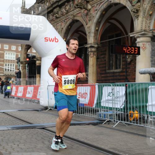 05.10.2025 - 20. swb-Marathon Bremen Yannick Fuchs http://msf.ph/oto/9236635 05.10.2025 10:38:29 Ziel 9809, 11430 meine-sportfotos.de