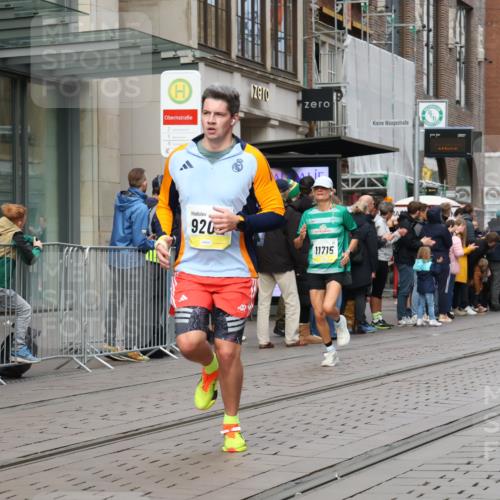 05.10.2025 - 20. swb-Marathon Bremen Strokosch-Dieckow http://msf.ph/oto/9236644 05.10.2025 10:44:51 Ziel 9202, 9290, 9396, 9590, 9678, 9885, 9963, 10091, 10431, 10634, 10822, 10898, 11346, 11362, 11488, 11715, 9202, 9290, 9396, 9590, 9678, 9885, 9963, 10091, 10431, 10634, 10822, 10898, 11346, 11362, 11488, 11715 meine-sportfotos.de