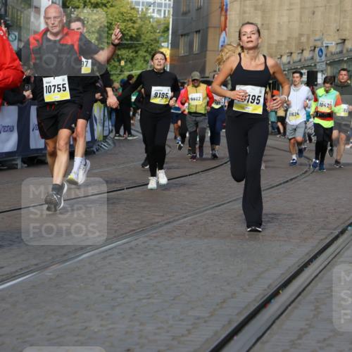 05.10.2025 - 20. swb-Marathon Bremen Strokosch-Dieckow http://msf.ph/oto/9236646 05.10.2025 10:55:37 Ziel 7165, 9195, 9197, 9492, 9720, 10088, 10107, 10195, 10262, 10323, 10475, 10755, 10757, 10909, 11081, 11586, 11588 meine-sportfotos.de