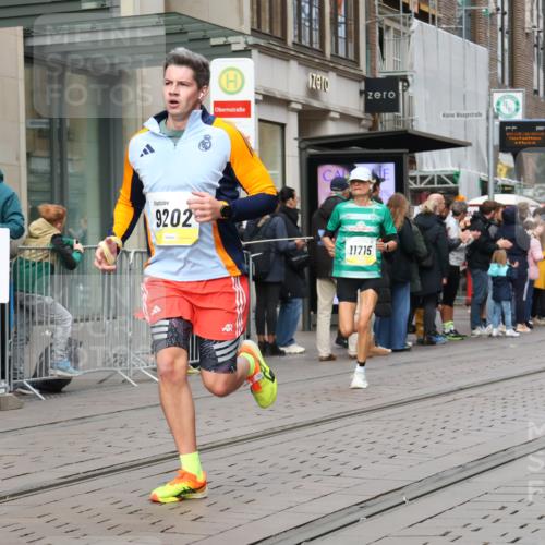 05.10.2025 - 20. swb-Marathon Bremen Strokosch-Dieckow http://msf.ph/oto/9236650 05.10.2025 10:44:51 Ziel 9202, 9290, 9396, 9590, 9678, 9885, 9963, 10091, 10431, 10634, 10822, 10898, 11346, 11362, 11488, 11715, 9202, 9290, 9396, 9590, 9678, 9885, 9963, 10091, 10431, 10634, 10822, 10898, 11346, 11362, 11488, 11715 meine-sportfotos.de