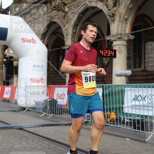 05.10.2025 - 20. swb-Marathon Bremen Yannick Fuchs http://msf.ph/oto/9236654 05.10.2025 10:38:30 Ziel 9809, 11430 meine-sportfotos.de