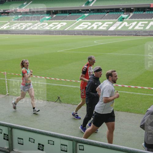 05.10.2025 - 20. swb-Marathon Bremen Michael Burmester http://msf.ph/oto/9236659 05.10.2025 10:32:28 Laufen im Stadion 7165, 7193, 8118, 8326, 8333, 9176, 9187, 9226, 9238, 9268, 9284, 9313, 9318, 9415, 9427, 9436, 9439, 9456, 9475, 9494, 9514, 9517, 9548, 9621, 9701, 9776, 9807, 9830, 9834, 9868, 9871, 9939, 9956, 9957, 9985, 10007, 10019, 10038, 10046, 10057, 10064, 10075, 10128, 10174, 10215, 10242, 10262, 10308, 10309, 10326, 10327, 10349, 10369, 10385, 10388, 10416, 10436, 10460, 10468, 10487, 10616, 10662, 10785, 9506, 9903, 10014, 10020, 10222, 10719 meine-sportfotos.de