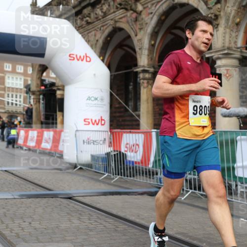 05.10.2025 - 20. swb-Marathon Bremen Yannick Fuchs http://msf.ph/oto/9236668 05.10.2025 10:38:30 Ziel 9809, 11430 meine-sportfotos.de
