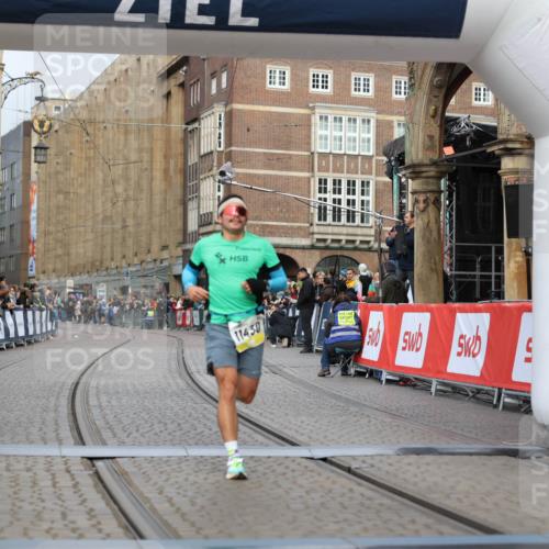 05.10.2025 - 20. swb-Marathon Bremen Yannick Fuchs http://msf.ph/oto/9236673 05.10.2025 10:38:30 Ziel 9809, 11430 meine-sportfotos.de