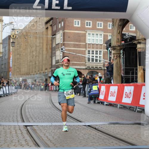 05.10.2025 - 20. swb-Marathon Bremen Yannick Fuchs http://msf.ph/oto/9236680 05.10.2025 10:38:30 Ziel 9809, 11430 meine-sportfotos.de