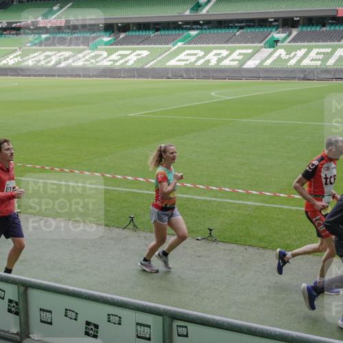 05.10.2025 - 20. swb-Marathon Bremen Michael Burmester http://msf.ph/oto/9236682 05.10.2025 10:32:29 Laufen im Stadion 7165, 7193, 8118, 8326, 8333, 9176, 9187, 9238, 9268, 9284, 9313, 9318, 9407, 9415, 9427, 9436, 9439, 9456, 9475, 9494, 9514, 9517, 9548, 9621, 9701, 9754, 9776, 9807, 9830, 9834, 9868, 9871, 9939, 9956, 9957, 9985, 10007, 10019, 10038, 10046, 10057, 10064, 10075, 10097, 10128, 10174, 10215, 10242, 10262, 10308, 10309, 10326, 10327, 10349, 10369, 10385, 10388, 10416, 10436, 10460, 10468, 10487, 10616, 10662, 10785, 9506, 9903, 10014, 10020, 10719 meine-sportfotos.de