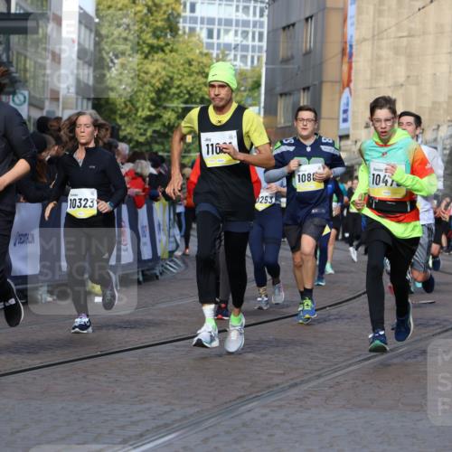 05.10.2025 - 20. swb-Marathon Bremen Strokosch-Dieckow http://msf.ph/oto/9236685 05.10.2025 10:55:41 Ziel 7165, 9195, 9197, 9621, 9882, 10088, 10253, 10287, 10323, 10385, 10475, 10653, 10755, 10800, 10909, 11081, 11249, 11586, 11588, 11624 meine-sportfotos.de