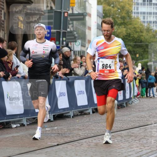 05.10.2025 - 20. swb-Marathon Bremen Strokosch-Dieckow http://msf.ph/oto/9236691 05.10.2025 12:39:57 Ziel 964, 1528 meine-sportfotos.de