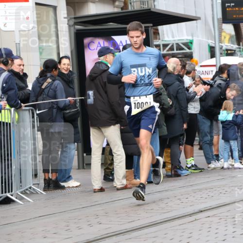 05.10.2025 - 20. swb-Marathon Bremen Strokosch-Dieckow http://msf.ph/oto/9236692 05.10.2025 10:44:53 Ziel 9202, 9290, 9396, 9678, 9885, 9963, 10091, 10431, 10447, 10634, 10822, 10898, 11346, 11362, 11488, 11715, 9202, 9290, 9396, 9678, 9885, 9963, 10091, 10431, 10447, 10634, 10822, 10898, 11346, 11362, 11488, 11715 meine-sportfotos.de