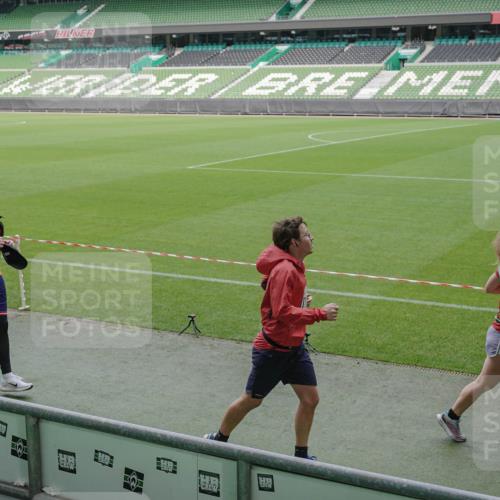 05.10.2025 - 20. swb-Marathon Bremen Michael Burmester http://msf.ph/oto/9236696 05.10.2025 10:32:30 Laufen im Stadion 7165, 7193, 8118, 8326, 8333, 9176, 9187, 9238, 9268, 9284, 9313, 9318, 9407, 9415, 9427, 9436, 9439, 9456, 9475, 9494, 9514, 9517, 9548, 9621, 9650, 9701, 9754, 9776, 9807, 9830, 9834, 9868, 9939, 9956, 9957, 9985, 10007, 10019, 10038, 10046, 10057, 10064, 10075, 10097, 10128, 10174, 10215, 10242, 10262, 10308, 10309, 10326, 10327, 10349, 10369, 10385, 10388, 10416, 10436, 10460, 10468, 10487, 10616, 10662, 10785, 9506, 9903, 10014, 10020, 10719 meine-sportfotos.de