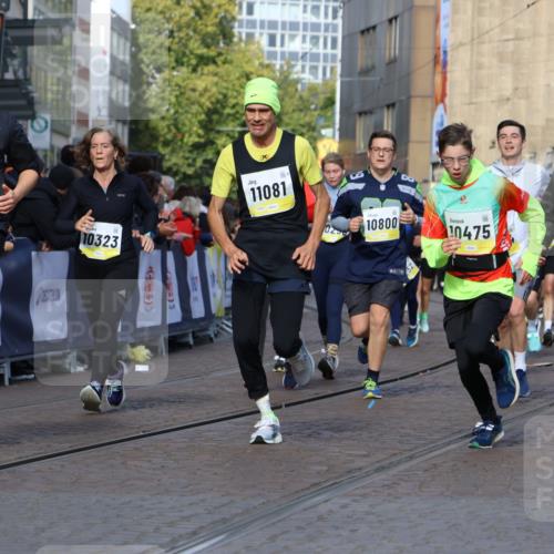 05.10.2025 - 20. swb-Marathon Bremen Strokosch-Dieckow http://msf.ph/oto/9236757 05.10.2025 10:55:41 Ziel 7165, 9195, 9197, 9621, 9882, 10088, 10253, 10287, 10323, 10385, 10475, 10653, 10755, 10800, 10909, 11081, 11249, 11586, 11588, 11624 meine-sportfotos.de
