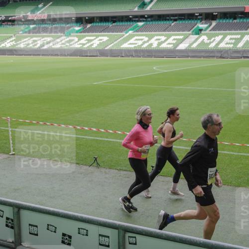 05.10.2025 - 20. swb-Marathon Bremen Michael Burmester http://msf.ph/oto/9236777 05.10.2025 10:32:32 Laufen im Stadion 7165, 8118, 8326, 8333, 9176, 9187, 9238, 9268, 9284, 9295, 9313, 9318, 9407, 9415, 9427, 9436, 9439, 9456, 9461, 9464, 9475, 9494, 9514, 9517, 9548, 9621, 9650, 9701, 9754, 9776, 9807, 9830, 9834, 9868, 9918, 9939, 9956, 9957, 9985, 10007, 10019, 10038, 10046, 10057, 10064, 10075, 10097, 10128, 10174, 10215, 10242, 10262, 10308, 10309, 10326, 10327, 10349, 10369, 10385, 10388, 10416, 10436, 10460, 10468, 10487, 10616, 10662, 10785, 9506, 9903, 10014, 10020, 10719 meine-sportfotos.de
