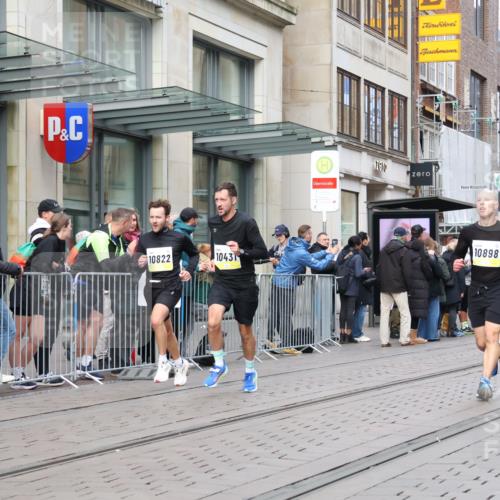 05.10.2025 - 20. swb-Marathon Bremen Strokosch-Dieckow http://msf.ph/oto/9236780 05.10.2025 10:45:00 Ziel 9290, 9396, 9885, 9963, 10091, 10431, 10447, 10634, 10822, 10898, 11346, 11403, 11488, 11585, 9290, 9396, 9885, 9963, 10091, 10431, 10447, 10634, 10822, 10898, 11346, 11403, 11488, 11585 meine-sportfotos.de