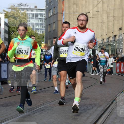 05.10.2025 - 20. swb-Marathon Bremen Strokosch-Dieckow http://msf.ph/oto/9236785 05.10.2025 10:55:42 Ziel 7165, 9195, 9197, 9521, 9621, 9882, 10088, 10253, 10287, 10323, 10385, 10475, 10653, 10755, 10800, 10909, 11081, 11249, 11586, 11588, 11624 meine-sportfotos.de