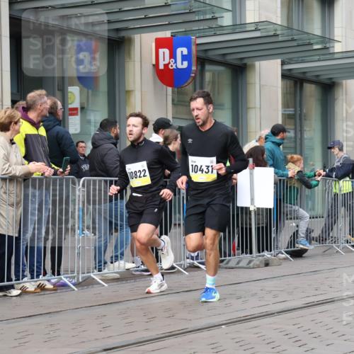 05.10.2025 - 20. swb-Marathon Bremen Strokosch-Dieckow http://msf.ph/oto/9236800 05.10.2025 10:45:01 Ziel 9290, 9396, 9885, 9963, 10431, 10447, 10634, 10822, 10898, 11346, 11403, 11488, 11585, 9290, 9396, 9885, 9963, 10431, 10447, 10634, 10822, 10898, 11346, 11403, 11488, 11585 meine-sportfotos.de