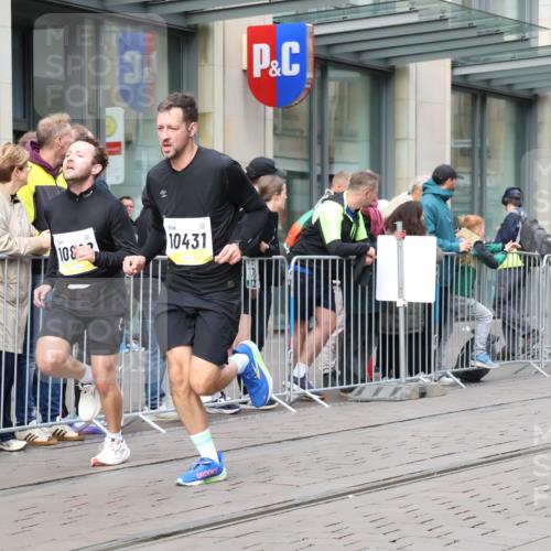 05.10.2025 - 20. swb-Marathon Bremen Strokosch-Dieckow http://msf.ph/oto/9236810 05.10.2025 10:45:01 Ziel 9290, 9396, 9885, 9963, 10431, 10447, 10634, 10822, 10898, 11346, 11403, 11488, 11585, 9290, 9396, 9885, 9963, 10431, 10447, 10634, 10822, 10898, 11346, 11403, 11488, 11585 meine-sportfotos.de