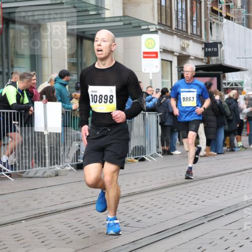 05.10.2025 - 20. swb-Marathon Bremen Strokosch-Dieckow http://msf.ph/oto/9236820 05.10.2025 10:45:01 Ziel 9290, 9396, 9885, 9963, 10431, 10447, 10634, 10822, 10898, 11346, 11403, 11488, 11585, 9290, 9396, 9885, 9963, 10431, 10447, 10634, 10822, 10898, 11346, 11403, 11488, 11585 meine-sportfotos.de
