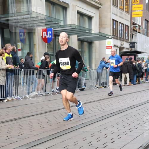 05.10.2025 - 20. swb-Marathon Bremen Strokosch-Dieckow http://msf.ph/oto/9236831 05.10.2025 10:45:02 Ziel 9290, 9396, 9885, 9963, 10431, 10447, 10634, 10822, 10898, 11346, 11403, 11488, 11585, 9290, 9396, 9885, 9963, 10431, 10447, 10634, 10822, 10898, 11346, 11403, 11488, 11585 meine-sportfotos.de