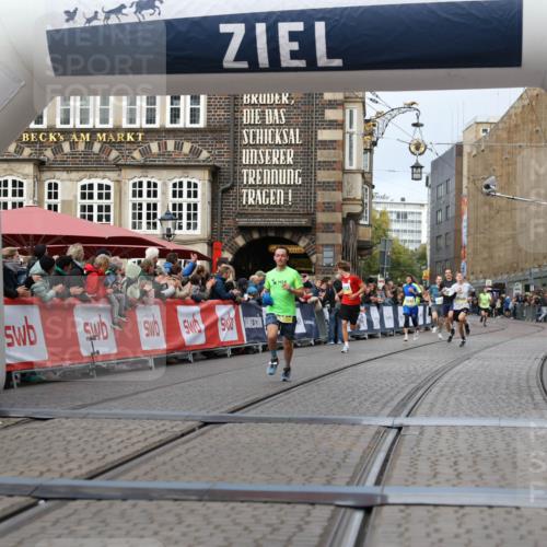 05.10.2025 - 20. swb-Marathon Bremen Yannick Fuchs http://msf.ph/oto/9236837 05.10.2025 10:38:49 Ziel 10409, 10862, 11132 meine-sportfotos.de