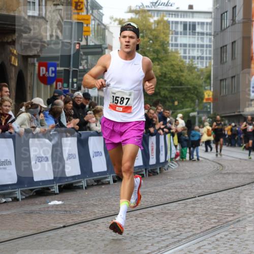 05.10.2025 - 20. swb-Marathon Bremen Strokosch-Dieckow http://msf.ph/oto/9236842 05.10.2025 12:39:59 Ziel 964, 1528 meine-sportfotos.de