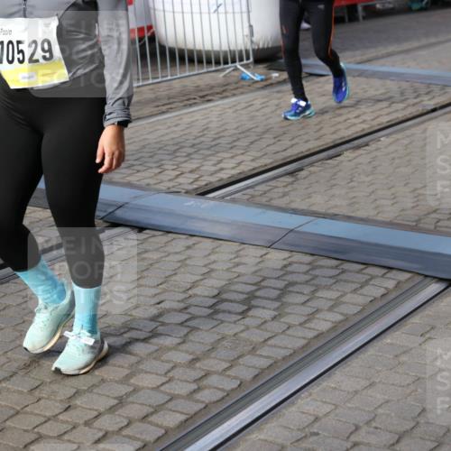 05.10.2025 - 20. swb-Marathon Bremen Yannick Fuchs http://msf.ph/oto/9236847 05.10.2025 11:05:53 Ziel 9335, 9423, 9907, 10197, 10529, 10619, 10769, 10843, 10844, 11455, 11604 meine-sportfotos.de