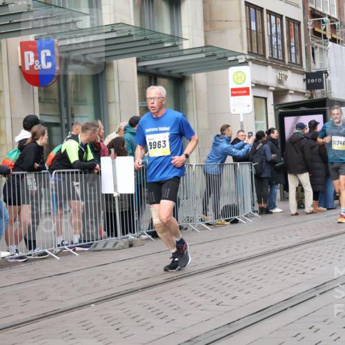 05.10.2025 - 20. swb-Marathon Bremen Strokosch-Dieckow http://msf.ph/oto/9236853 05.10.2025 10:45:03 Ziel 9250, 9290, 9396, 9885, 9963, 10431, 10447, 10634, 10682, 10822, 10898, 11346, 11403, 11488, 11585, 9250, 9290, 9396, 9885, 9963, 10431, 10447, 10634, 10682, 10822, 10898, 11346, 11403, 11488, 11585 meine-sportfotos.de