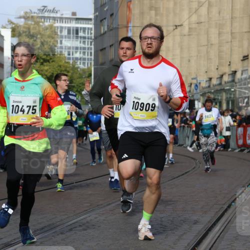 05.10.2025 - 20. swb-Marathon Bremen Strokosch-Dieckow http://msf.ph/oto/9236854 05.10.2025 10:55:42 Ziel 7165, 9195, 9197, 9521, 9621, 9882, 10088, 10253, 10287, 10323, 10385, 10475, 10653, 10755, 10800, 10909, 11081, 11249, 11586, 11588, 11624 meine-sportfotos.de