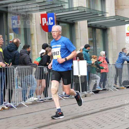 05.10.2025 - 20. swb-Marathon Bremen Strokosch-Dieckow http://msf.ph/oto/9236871 05.10.2025 10:45:03 Ziel 9250, 9290, 9396, 9885, 9963, 10431, 10447, 10634, 10682, 10822, 10898, 11346, 11403, 11488, 11585, 9250, 9290, 9396, 9885, 9963, 10431, 10447, 10634, 10682, 10822, 10898, 11346, 11403, 11488, 11585 meine-sportfotos.de