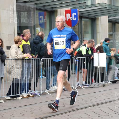 05.10.2025 - 20. swb-Marathon Bremen Strokosch-Dieckow http://msf.ph/oto/9236878 05.10.2025 10:45:03 Ziel 9250, 9290, 9396, 9885, 9963, 10431, 10447, 10634, 10682, 10822, 10898, 11346, 11403, 11488, 11585, 9250, 9290, 9396, 9885, 9963, 10431, 10447, 10634, 10682, 10822, 10898, 11346, 11403, 11488, 11585 meine-sportfotos.de