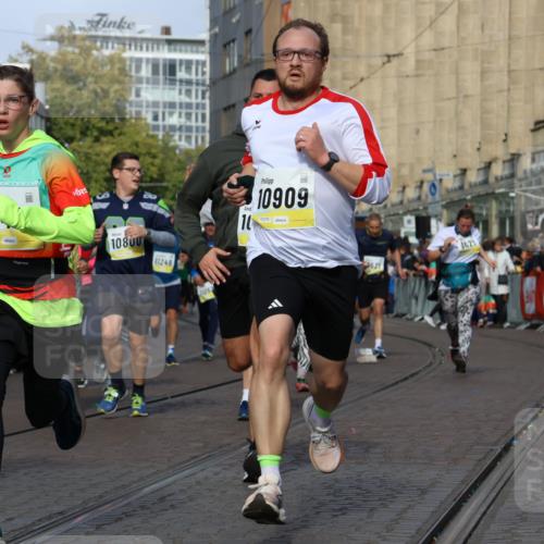 05.10.2025 - 20. swb-Marathon Bremen Strokosch-Dieckow http://msf.ph/oto/9236891 05.10.2025 10:55:43 Ziel 9195, 9197, 9521, 9621, 9882, 10088, 10253, 10287, 10323, 10385, 10475, 10653, 10800, 10909, 11081, 11249, 11586, 11624 meine-sportfotos.de